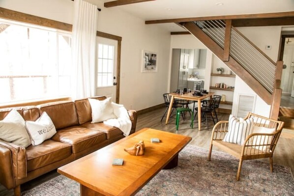 スマートテレビ、暖炉、書庫、ステレオ