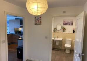 Hair dryer, towels, soap, shampoo - Exclusive Contemporary Apartment with Balcony & Free Parking (Cambridge)