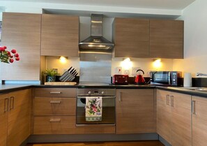 Fridge, microwave, oven, stovetop - Exclusive Contemporary Apartment with Balcony & Free Parking (Cambridge)