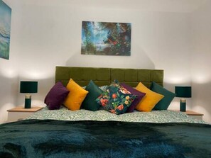 2 bedrooms, iron/ironing board, WiFi, bed sheets - Exclusive Contemporary Apartment with Balcony & Free Parking (Cambridge)