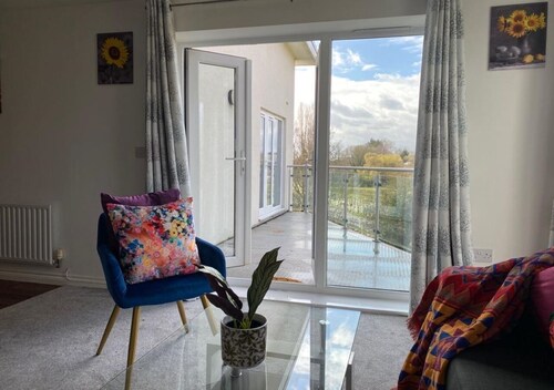 Exclusive Contemporary Apartment with Balcony & Free Parking