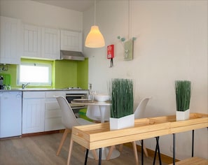 Refrigerador, microondas, placa de cocina, cafetera/tetera