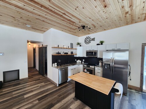 A Farmhouse style lodge, Centrally Located & Family Friendly Unit!