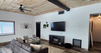 A Farmhouse style lodge, Centrally Located & Family Friendly Unit!