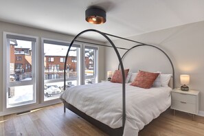 4 bedrooms, desk, free WiFi, bed sheets - Brand new, well-located chalet with communal lap pool. (Mont-Tremblant)