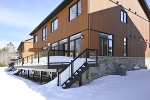 Exterior - Brand new, well-located chalet with communal lap pool. (Mont-Tremblant)