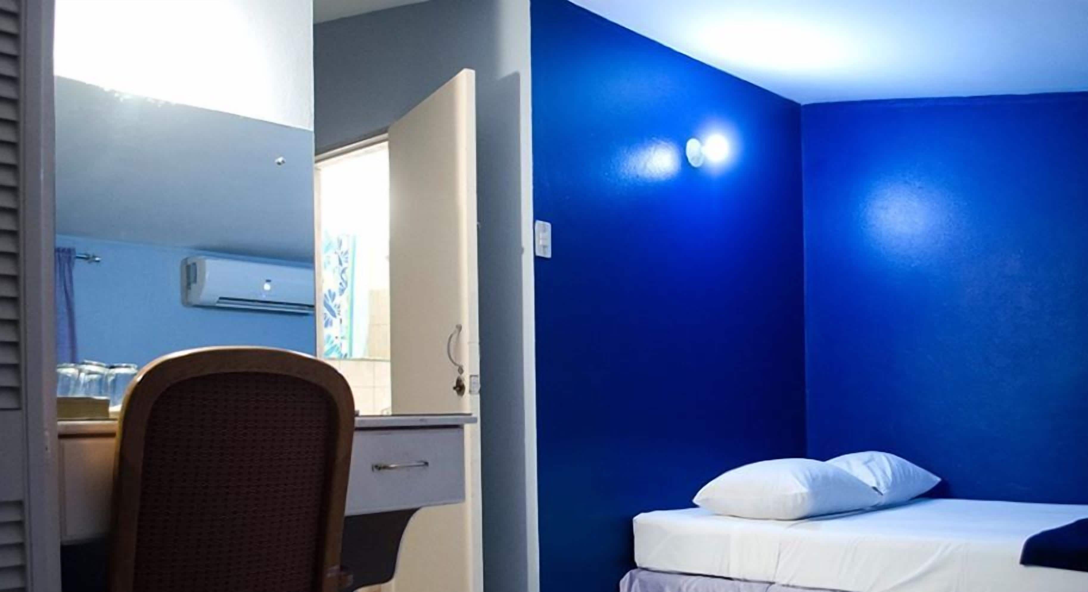 Une pièce comprenant un lit, une chaise et un bureau.