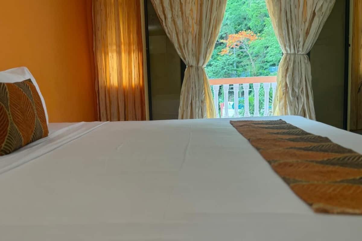 Cubrecamas, escritorio y cortinas blackout 