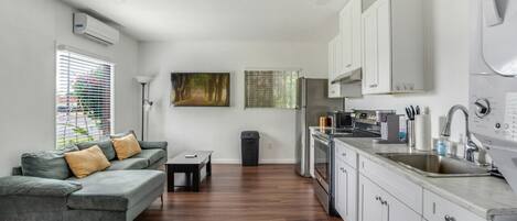 Een koelkast, een magnetron, een oven, een kookplaat