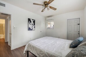 2 slaapkamers, een bureau, een strijkplank/strijkijzer, gratis wifi