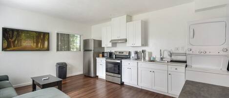 Frigorifero, microonde, forno, piano cottura