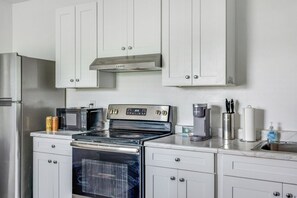 Refrigerador, microondas, horno y parrilla de estufa 