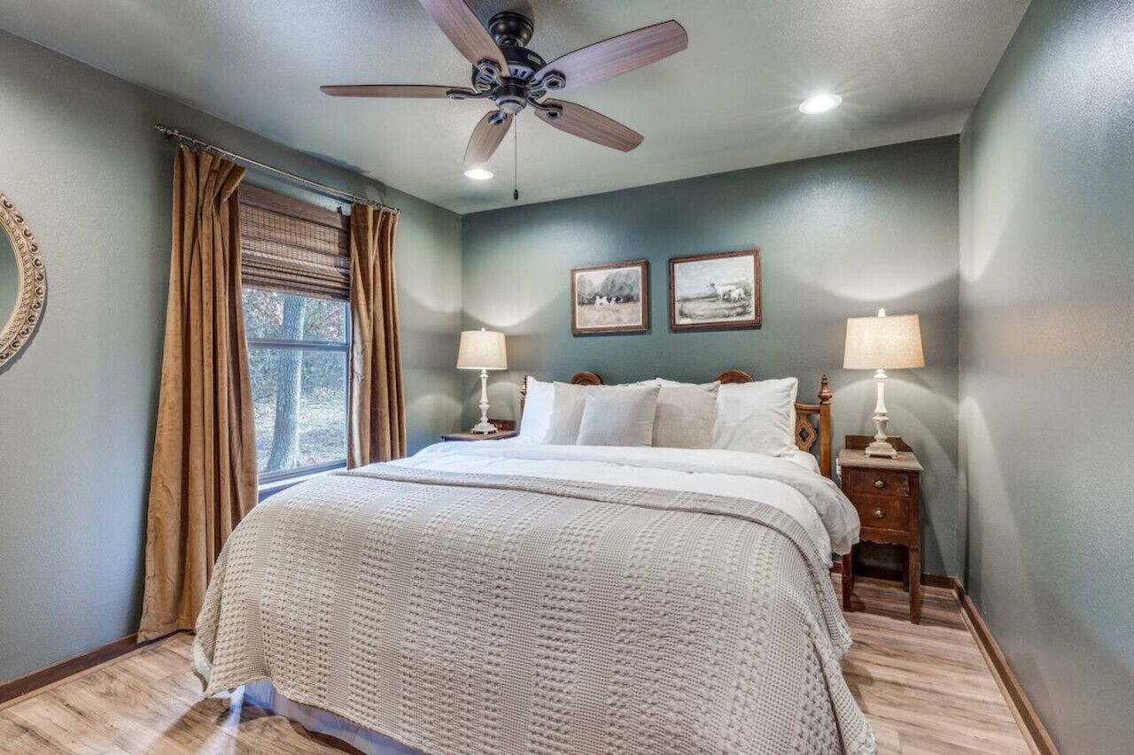 2 多间卧室、办公桌、遮光窗帘、熨斗/熨衣板