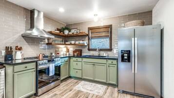 Kjøleskap, mikrobølgeovn, ovn og kokeplater