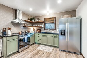 Refrigerador con congelador, microondas, horno y parrilla de estufa