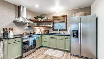 Full-sized fridge, microwave, oven, stovetop