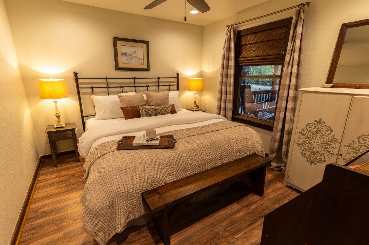 2 soverom, skrivebord, blendingsgardiner og strykejern/-brett