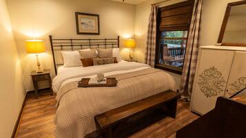 2 soverom, skrivebord, blendingsgardiner og strykejern/-brett