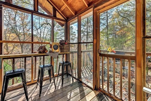 Gwen's Nest- a unique luxury, family cottage in the woods!