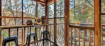 Gwen's Nest- a unique luxury, family cottage in the woods!
