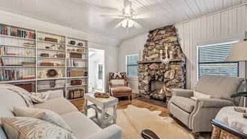 TV, caminetto, studio