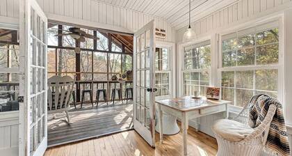 Gwen's Nest- a unique luxury cottage in the woods!