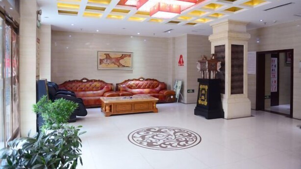 A lobby with a central seating area, a large decorative ceiling, and a framed artwork on the wall. - Yaxuan Hotel (Pingli)