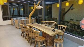 المنشأة من الداخل