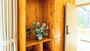 Un meuble en bois sur lequel est posée une plante en pot.