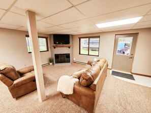 智能电视、壁炉、桌上足球、书