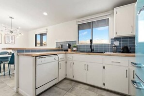 Fridge, microwave, oven, stovetop - Cowboy Pool, Spa, View, 1 acre Escape, Joshua Tree (Yucca Valley)