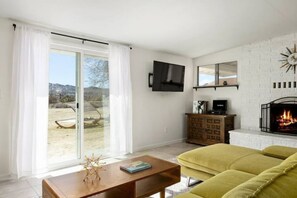 Smart TV, fireplace, books, stereo - Cowboy Pool, Spa, View, 1 acre Escape, Joshua Tree (Yucca Valley)