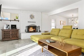 智能电视、壁炉、书、立体声音响