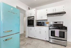 Fridge, microwave, oven, stovetop - Cowboy Pool, Spa, View, 1 acre Escape, Joshua Tree (Yucca Valley)