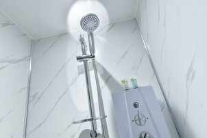 Comfort enkelrum | Badrum | Dusch, hårtork, handdukar och tvål