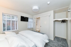 Comfort Double Room | Individually decorated, individually furnished, blackout drapes - Rooms at Rolleston (Newark)