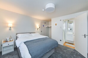 Comfort Double Room | Individually decorated, individually furnished, blackout drapes - Rooms at Rolleston (Newark)