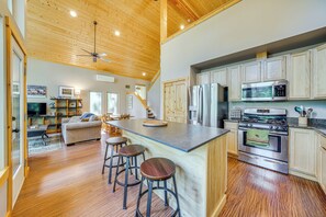 Fridge, microwave, stovetop, dishwasher