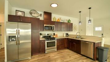 Frigorífico, microondas, horno y placa de cocina