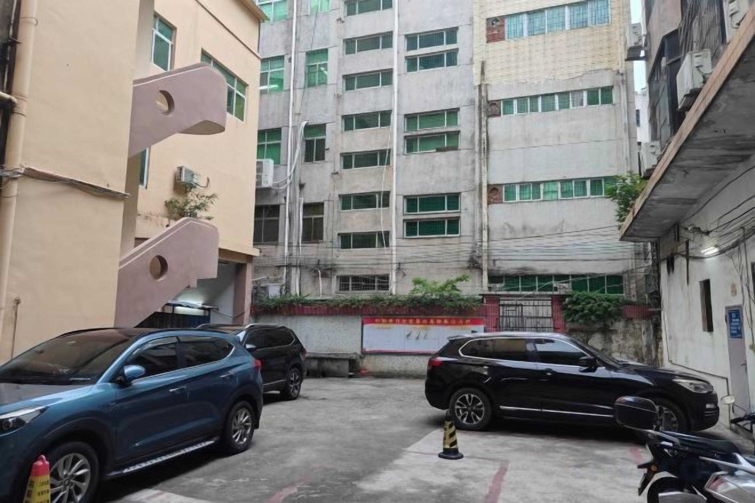 المنطقة المحيطة بالمنشأة