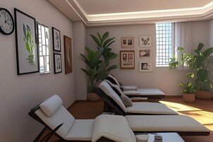 Una habitación con sillones reclinables, una planta en maceta grande y cuadros en la pared.