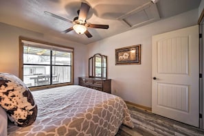 2 bedrooms, desk, iron/ironing board, internet