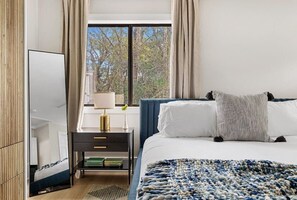 4 habitaciones, escritorio y tabla de planchar con plancha 