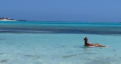 Pink Bikini Apartment with Dock, Green Turtle Cay