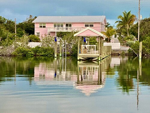 Pink Bikini Apartment with Dock, Green Turtle Cay