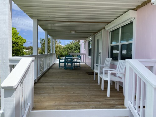 Pink Bikini Apartment with Dock, Green Turtle Cay