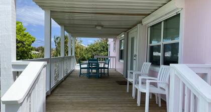 Pink Bikini Apartment with Dock, Green Turtle Cay