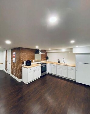 Refrigerador, horno, parrilla de estufa y cafetera y tetera 