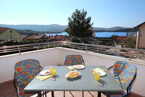 Outdoor dining - Apartments & Rooms Villa Petra - One Bedroom Apartment with Terrace (Žaboric)