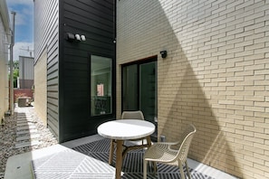 Outdoor dining - Bourbon Trail-King Bed-BBQ-Fire Pit-W&D-Office (Louisville)